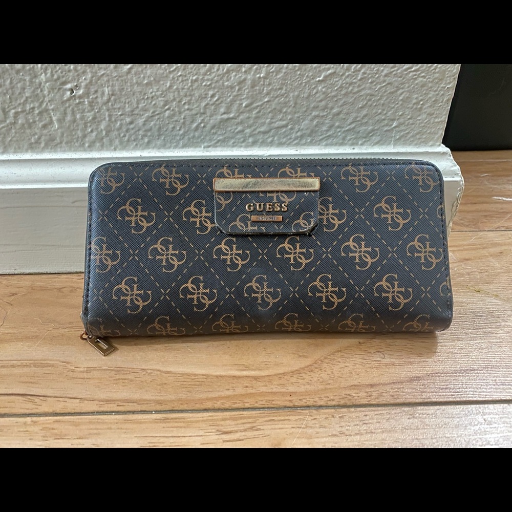 Guess brown zipper clutch wallet